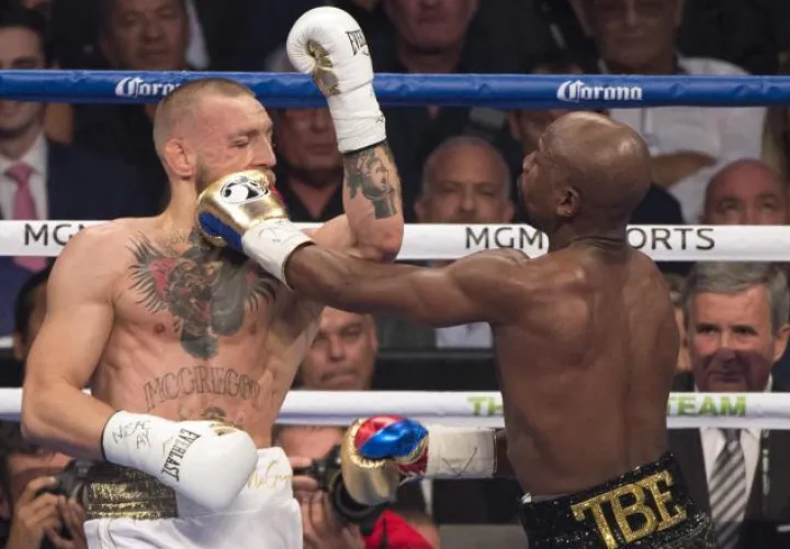 Floyd Mayweather (derecha) impacta el rostro de McGregor. /Foto EFE