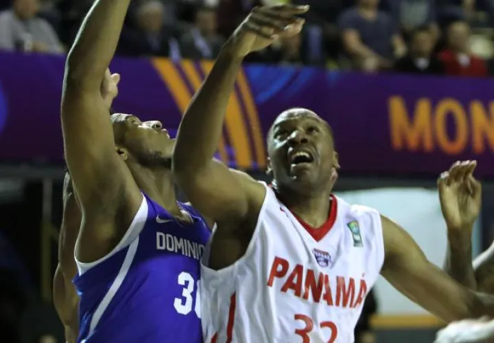 Carter (d) lucha el balón con Jhonatan Araujo. /Foto EFE