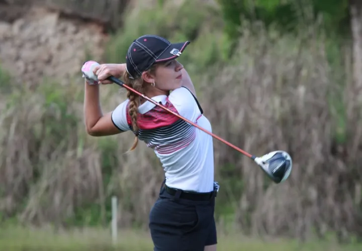 Diego Álvarez y Aitana Pousa  durante su participación en un evento de Apagolf Sub-18.