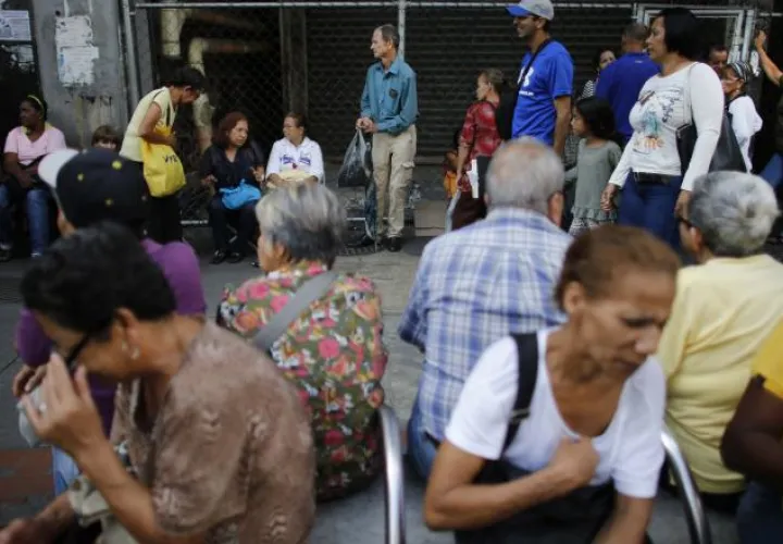 Los venezolanos viven una situación económica crítica que les impide acceder a alimentos básicos. /Foto AP