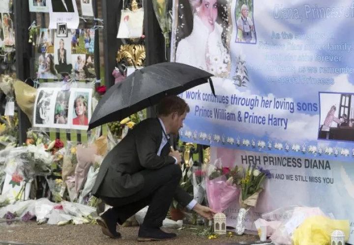 Hace dos décadas, este sitio se convirtió en un santuario improvisado en el que miles de personas llegaron a dejar fotografías y flores. /Foto EFE