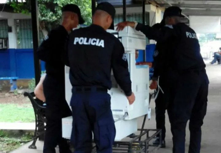 Unidades de la policía apoyan en el plantel. Fotos: Zenaida Vásquez. 
