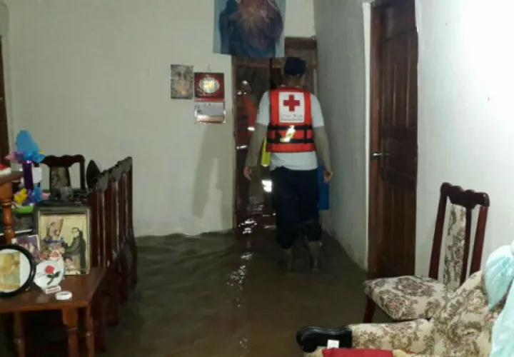 Funcionarios del Sinaproc evalúan los daños en una vivienda. FOTO/Zenaida Vásquez