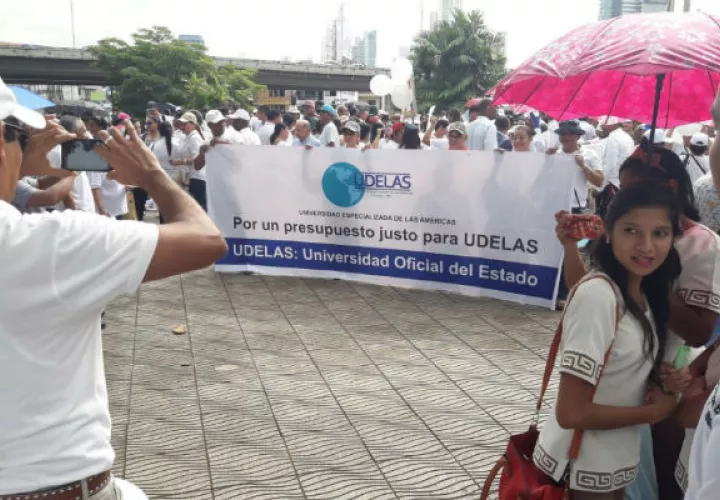 Estudiantes y administrativos marchan a la Presidencia.