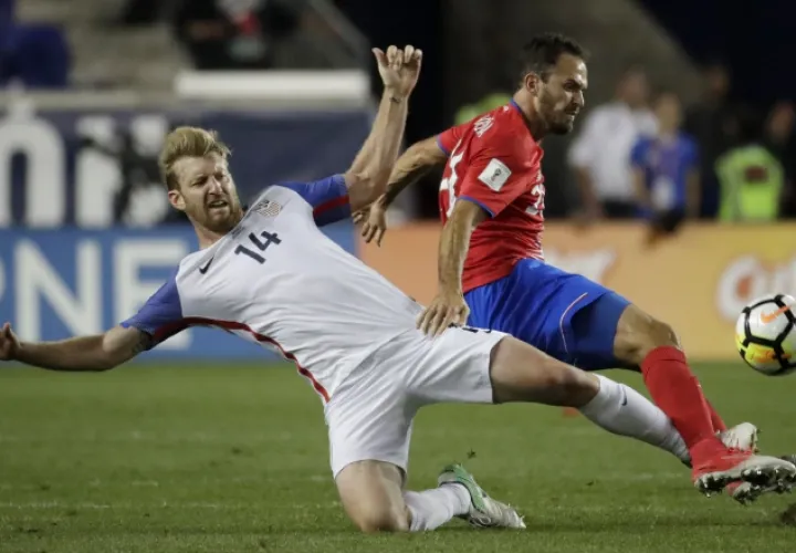 Tim Ream de Estados Unidos intenta marcar al tico Marcos Ureña. AP