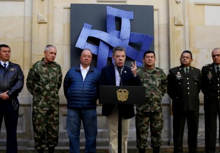 Juan Manuel Santos y altos mandos. /Foto EFE