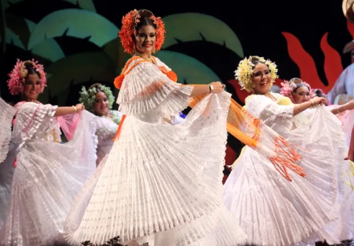 Vaporosas  y bellas polleras de lujo,  hermosas bailarinas, linda y pegajosa música y mucha alegría hubo toda la noche para goce de todos. /Foto Aurelio Herrera Suira