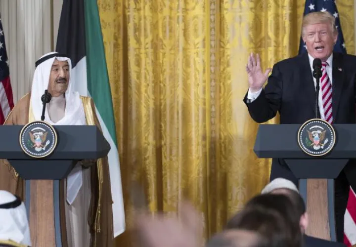 Donald J. Trump (d) responde preguntas a periodistas junto a Amir Sabah al-Ahmed al-Jaber al-Sabah. /Foto EFE