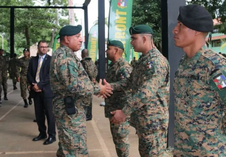 Compra de uniformes y municiones para el Senafront.  Archivo 