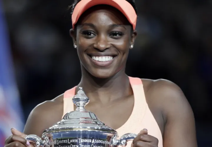 Stephens posa con el trofeo. /Foto AP