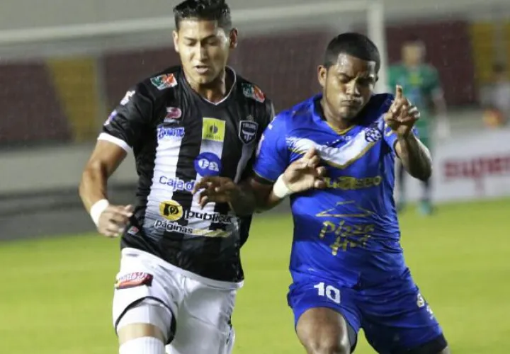 José "Pibe" González, del Árabe (der.), marca a un jugador taurino. /Foto Anayansi Gamez