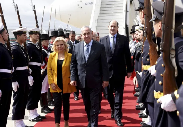 Benjamin Netanyahu (c) y su esposa Sara a su arribo oficial a Buenos Aires. /Foto AP