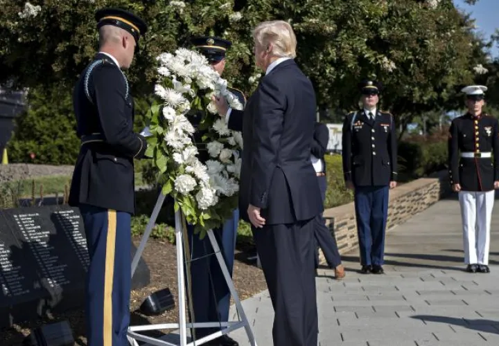 Trump (d) rinde homenaje. /Foto EFE