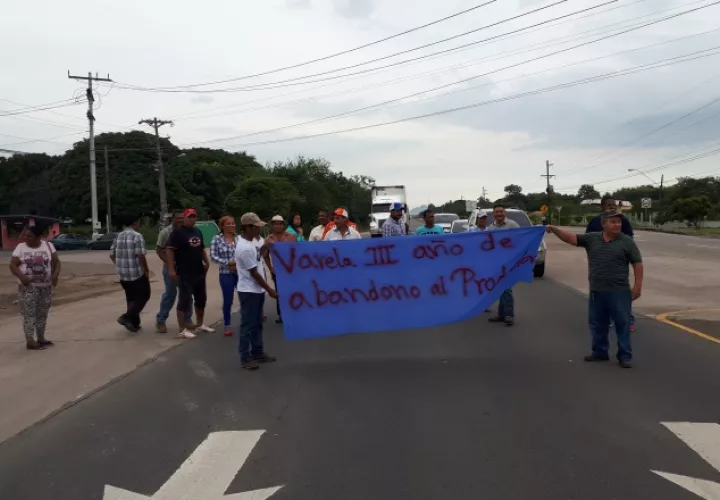 Los productores de arroz de Penonomé y Antón durante el cierre de la vía Interamericana. /Foto Elena Valdez 
