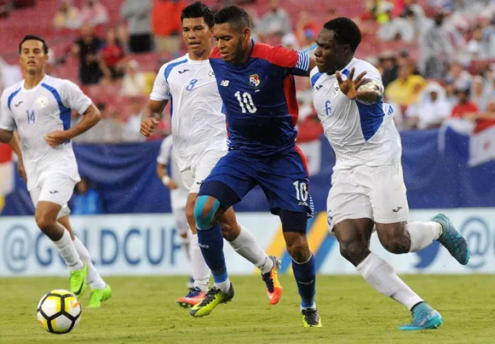 Ismael Díaz (10) en un juego con la selección de Panamá. /Foto EFE