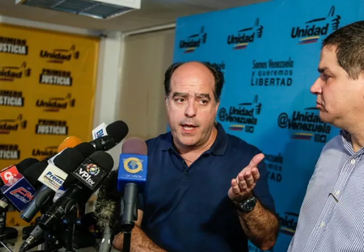 Opositores exponen ante la prensa. /Foto EFE