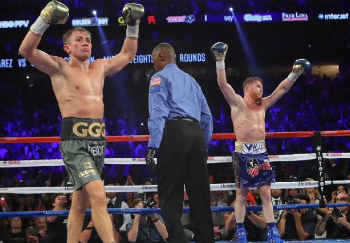 El kazajo Golovkin (der.)  y  "Canelo" Álvarez alzan las manos. /Foto EFE