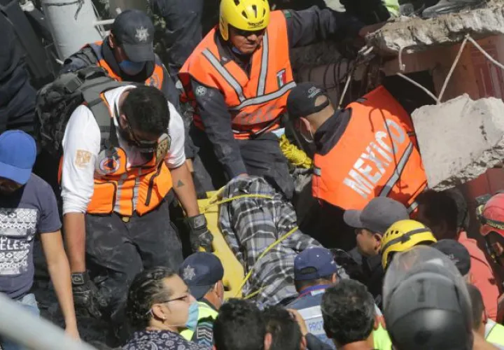 Rescatistas logran sacar a varias personas con vida de edificios en ruinas. /Foto EFE
