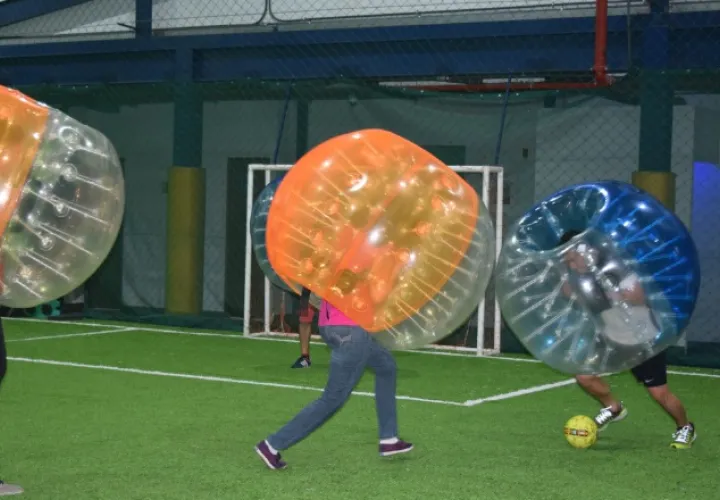 Ambas disciplinas, el 'bubble soccer' y el 'archery attack', se juegan en Panamá, en Adventure Land. /Foto Cortesía