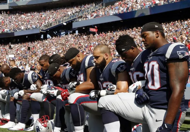 Los jugadores de Patriots de Nueva Inglaterra, de rodillas durante el acto del himno de EE.UU. /Foto AP