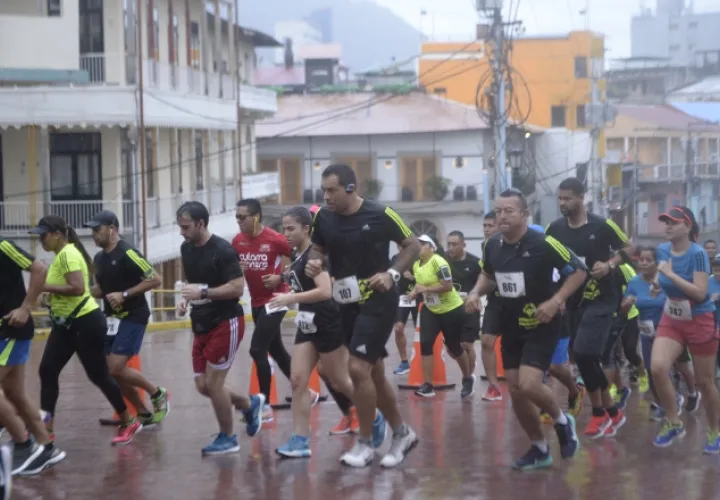 El inicio de la carrera fue bajo la lluvia. /Foto Cortesía