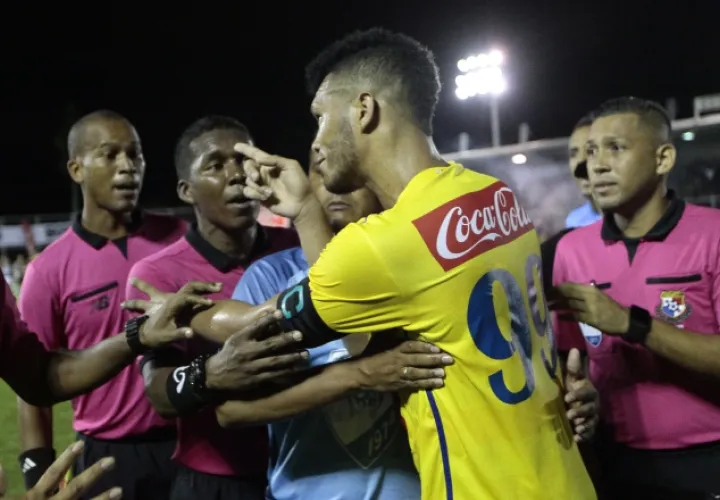 En el último juego de Chorrillo, 'Toro' se molesto con el arbitraje. /Foto Anayansi Gamez
