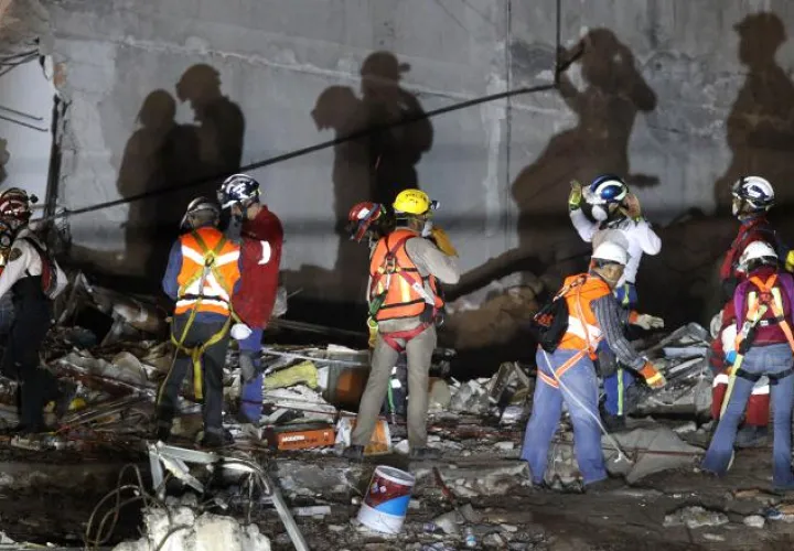 Las labores de rescate en edificios colapsados se mantienen. /Foto EFE