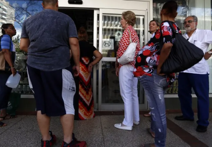 Afectados por María hacen fila para sacar plata o comprar gasolina EFE