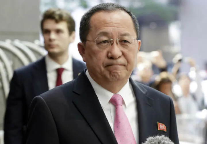 Ri Yong Ho, habla fuera del hotel Plaza de la ONU, en Nueva York. Foto: AP