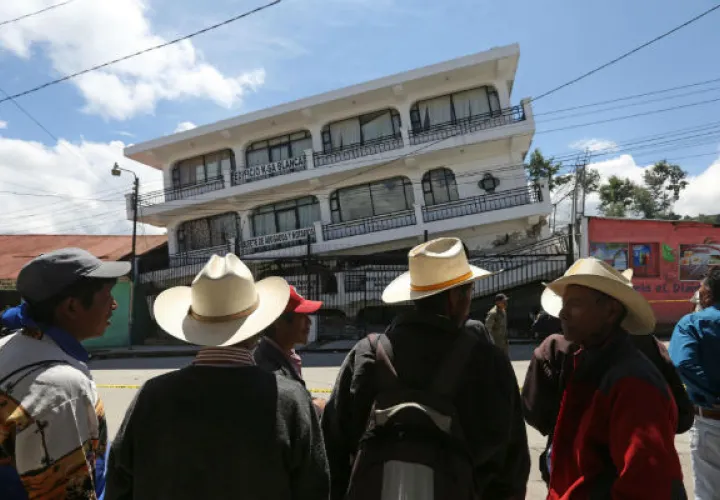 Personas observan un edificio de oficinas que se hundió durante el terremoto cerca de la frontera entre Guatemala y México. Foto:EFE  