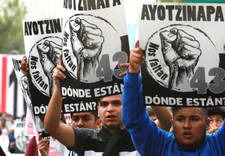 Cientos de personas protestaron durante la marcha del tercer aniversario de la desaparición de jóvenes estudiantes. FOTO/EFE