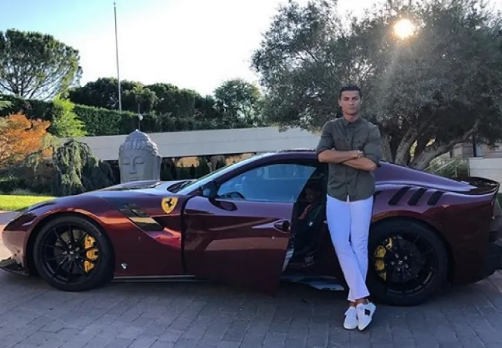 Cristiano tiene un garage de película. 