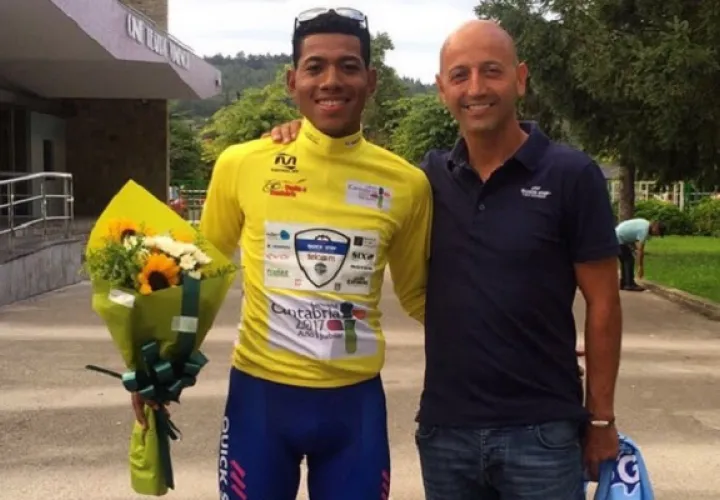 Jurado con la camiseta amarilla de líder. 