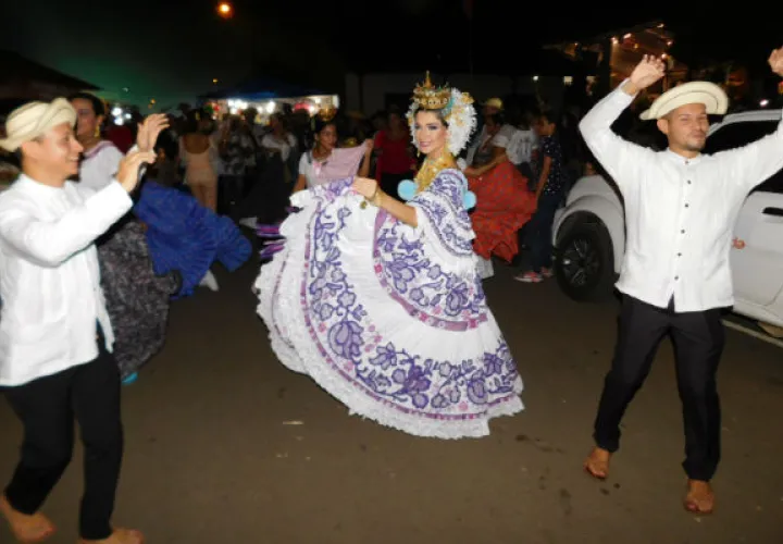 Diva Mercedes Falcón, reina de la versión 67 del Festival Nacional de Mejorana. Foto: Zenaida Vásquez
