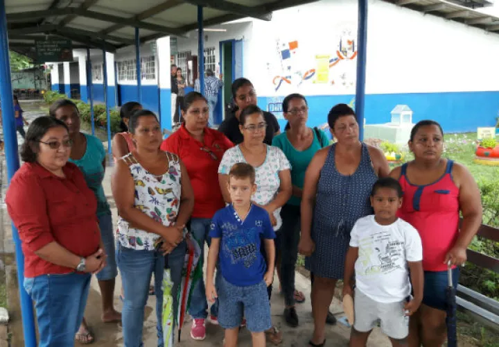 Están preocupados pues el poste de alta tensión en la escuela de Santa Anta de Los Santos es un peligro. Foto: Zenaida Vásquez