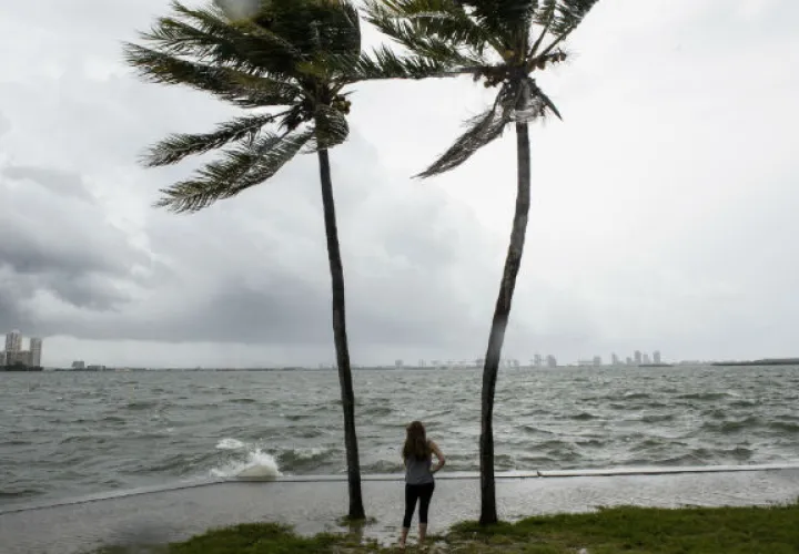 Vista de la Bahía de Biscayne con fuertes vientos y olas, por la llegada del huracán Irma. EFE