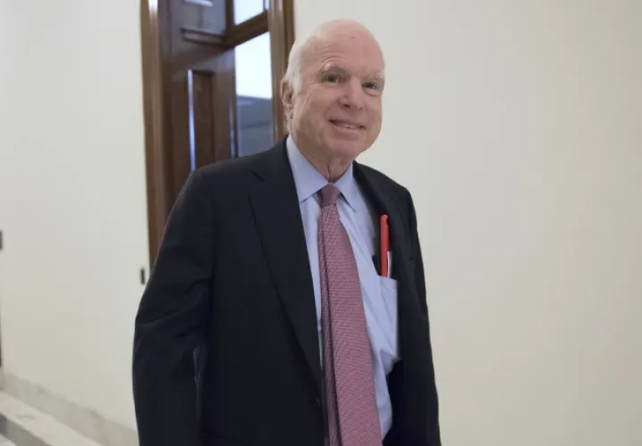 El senador republicano John McCain, le causa otro revés a Donald Trump. FOTO/AP