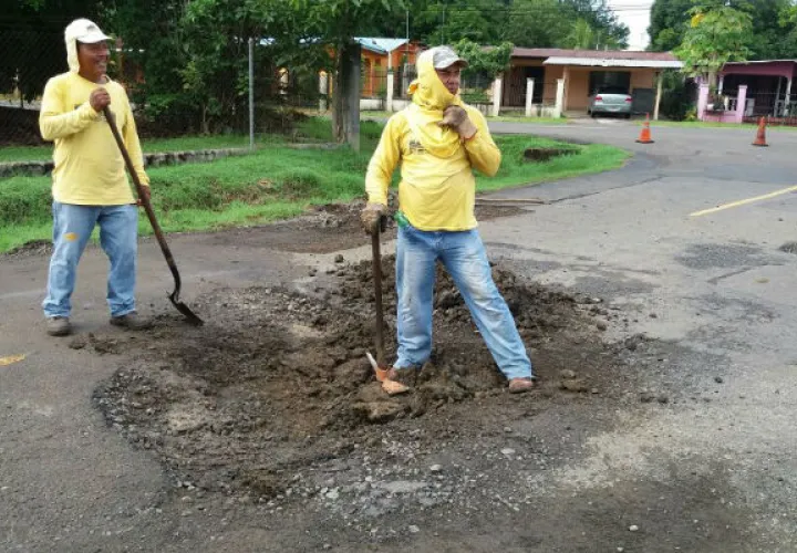 Mientras esperan la reparación de los huecos, los autos siguen afectándose. Foto: José Manuel Adames