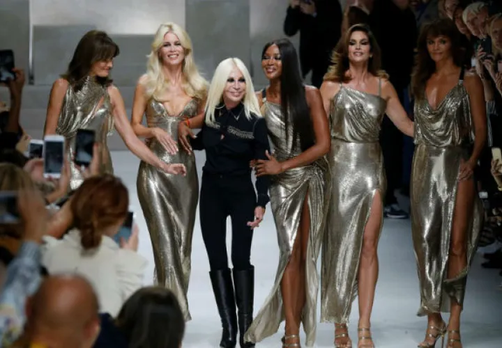 Donatella Versace logró convertir su desfile en la gran atracción del público