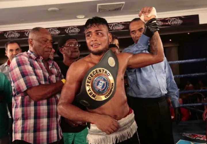 Jhon "El Emperador" Rentería se llevó el título regional Fedecentro wélter (147 libras) de la Asociación Mundial de Boxeo (AMB). /Foto Anayansi Gamez