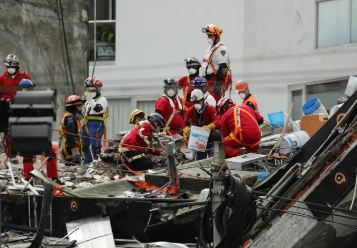 Brigadistas continuaban ayer buscando cuerpos. /Foto EFE