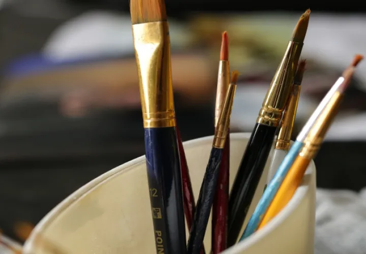El arte llama al arte: Así como estos pinceles son clave para su labor creativa,  lo son los libros que  se ven en  varios anaqueles y las esculturas y pinturas que  hay  en su sala y estudio. También sus caminatas diarias.