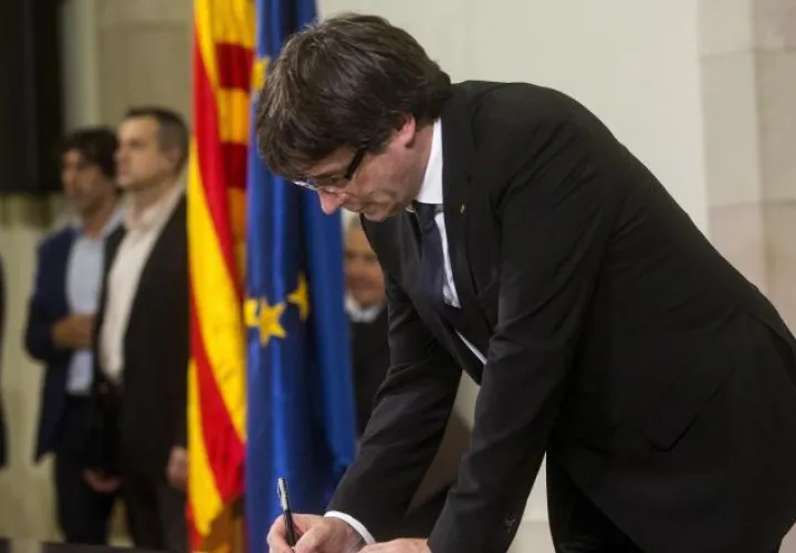 Carles Puigdemont firma el documento sobre la Independencia ante el  Parlamento regional. /Foto EFE