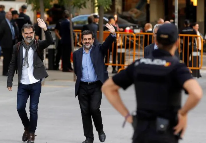 Jordi Sánchez (dcha.) y Jordi Cuixart (izq.), antes de la audiencia por sedición. /Foto EFE