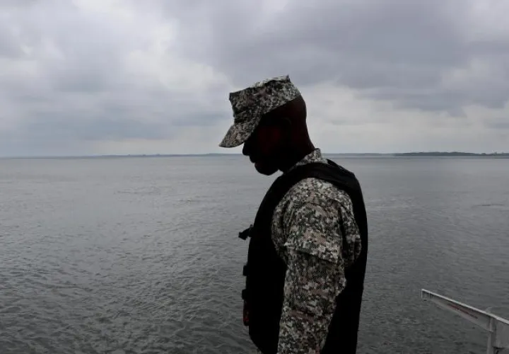 Soldado en labor de vigilancia en Tumaco. /Foto EFE