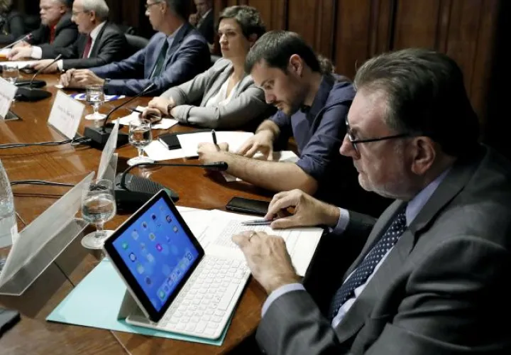 Senadores designados por el Parlamento de Cataluña analizan el artículo 155 de la Constitución. /Foto EFE