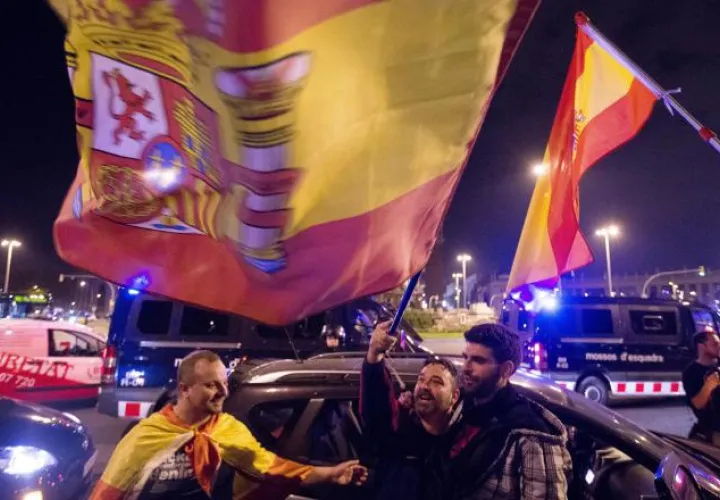 Contrarios a la declaración de independencia unilateral de Cataluña protestaron en calles de Barcelona protegidos por los Mozos de Esquadra. EFE