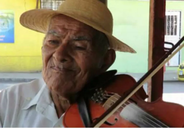 Tocaba por el amor al violín. Foto: Zenaida Vásquez. 