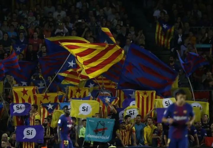 Banderas desplegadas en el Camp Nou. Foto AP