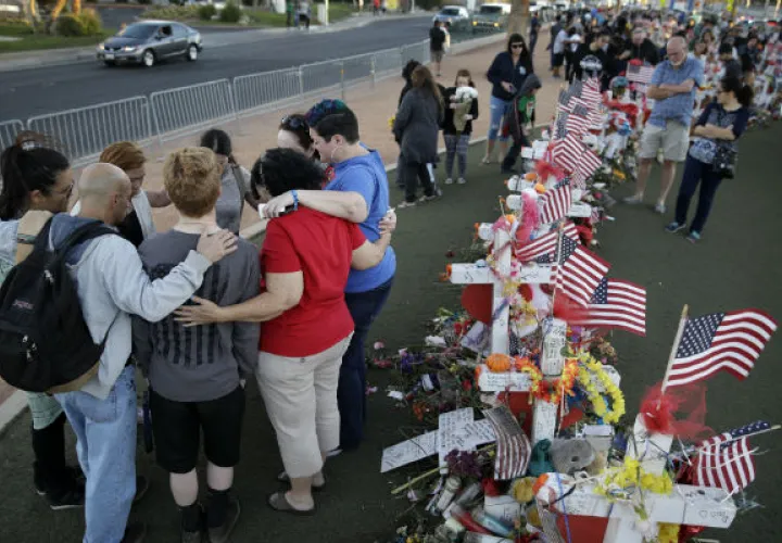 La gente reza en un monumento improvisado para las víctimas del tiroteo. Foto: AP 
